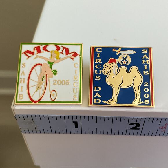 Sahib Shrine Circus Mom and Dad Pin 2005 Collectors Pins with Backs Great Cond. - Picture 6 of 6